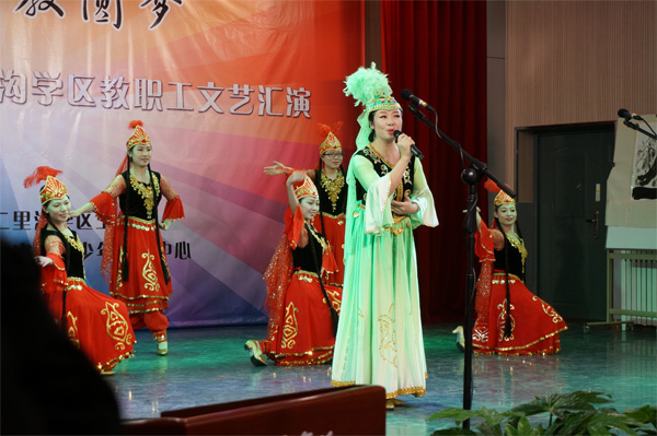热情的新疆歌舞表演