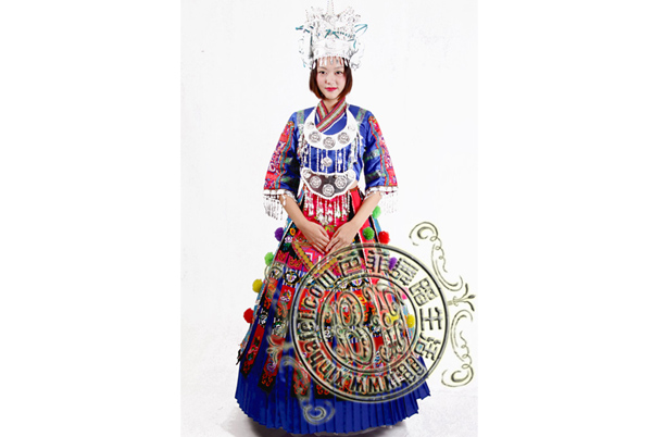 大气华丽的苗族彝族舞蹈服装